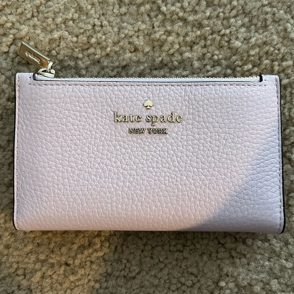 LEILA SMALL SLIM BIFOLD WALLET
Color: Lilac Moonlight